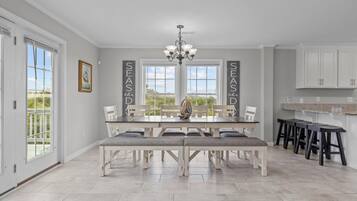 House, 5 Bedrooms | In-room dining