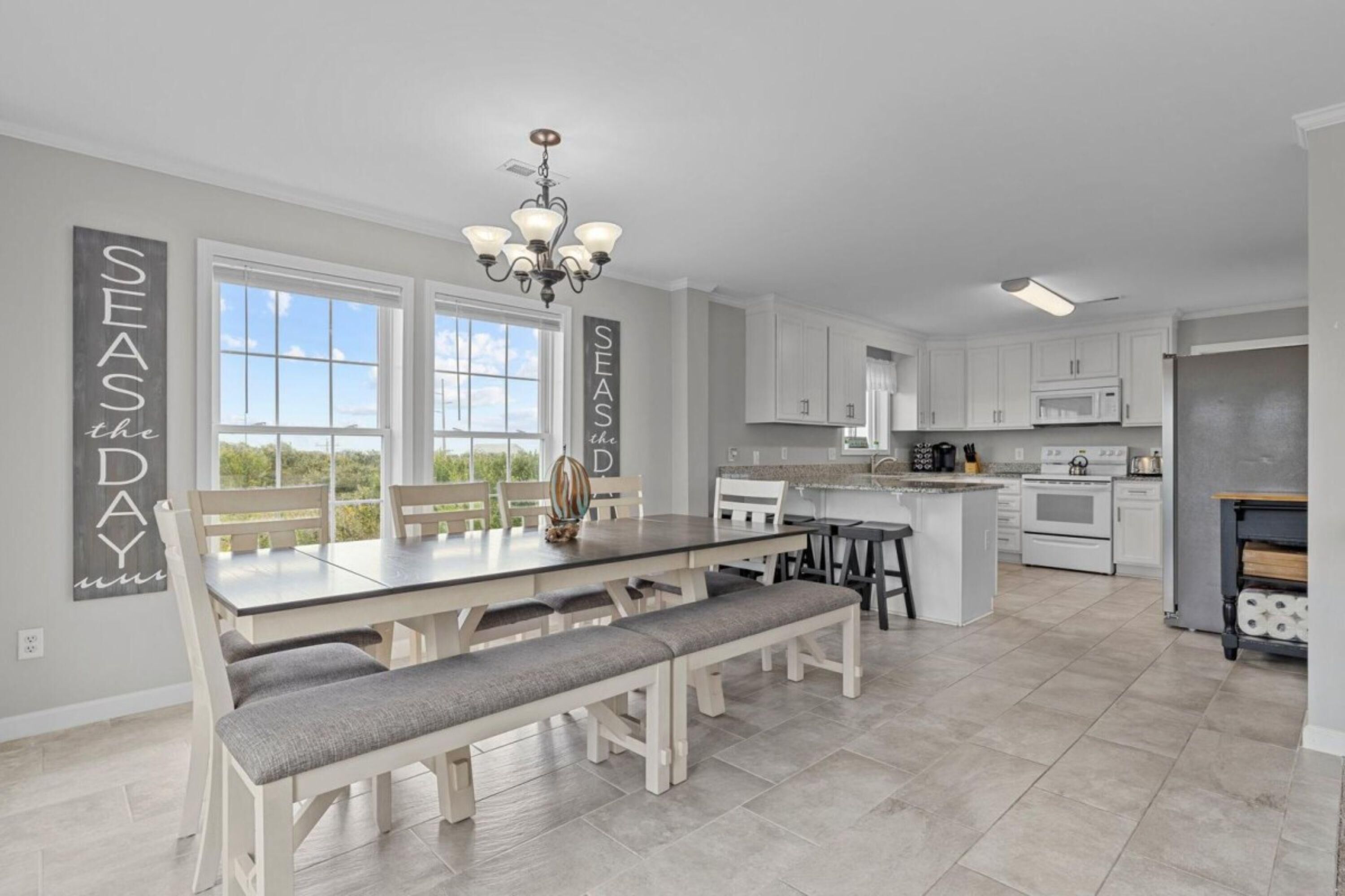 House, 5 Bedrooms | Makan dalam bilik