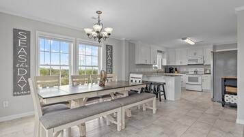 House, 5 Bedrooms | Makan dalam bilik