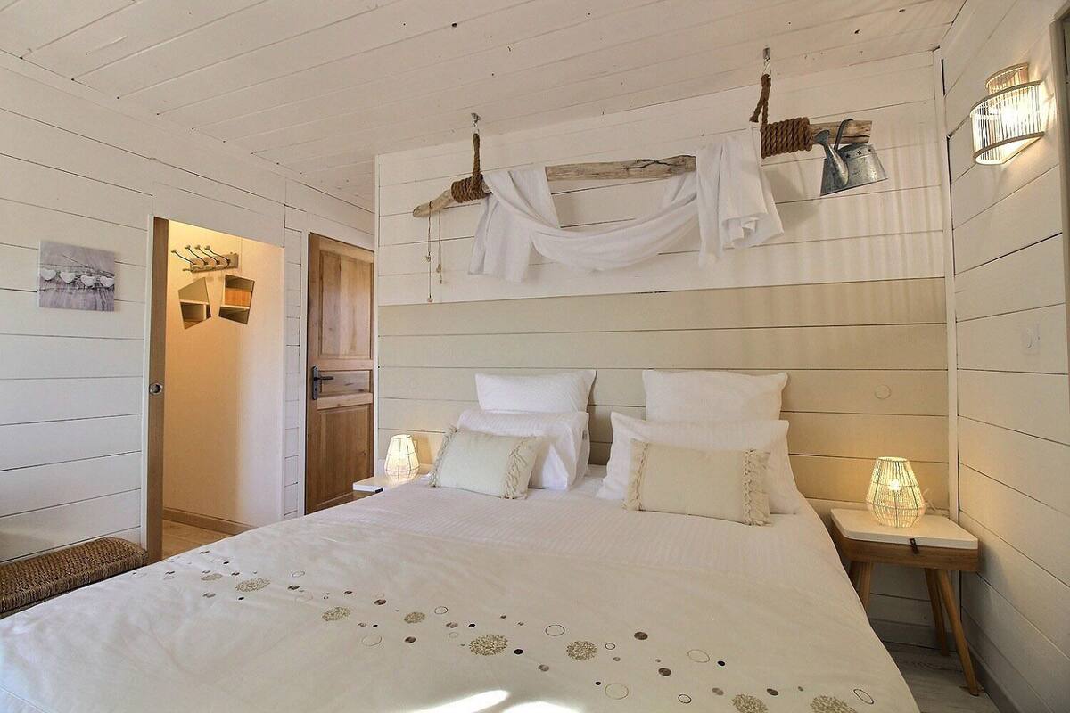 Chambre double, salle de bain attenante, vue sur la piscine