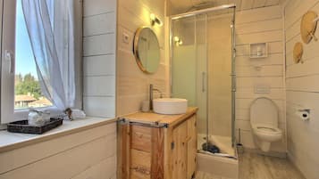 Chambre Double, salle de bains attenante, vue piscine