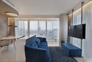 Deluxe Suite | Living room