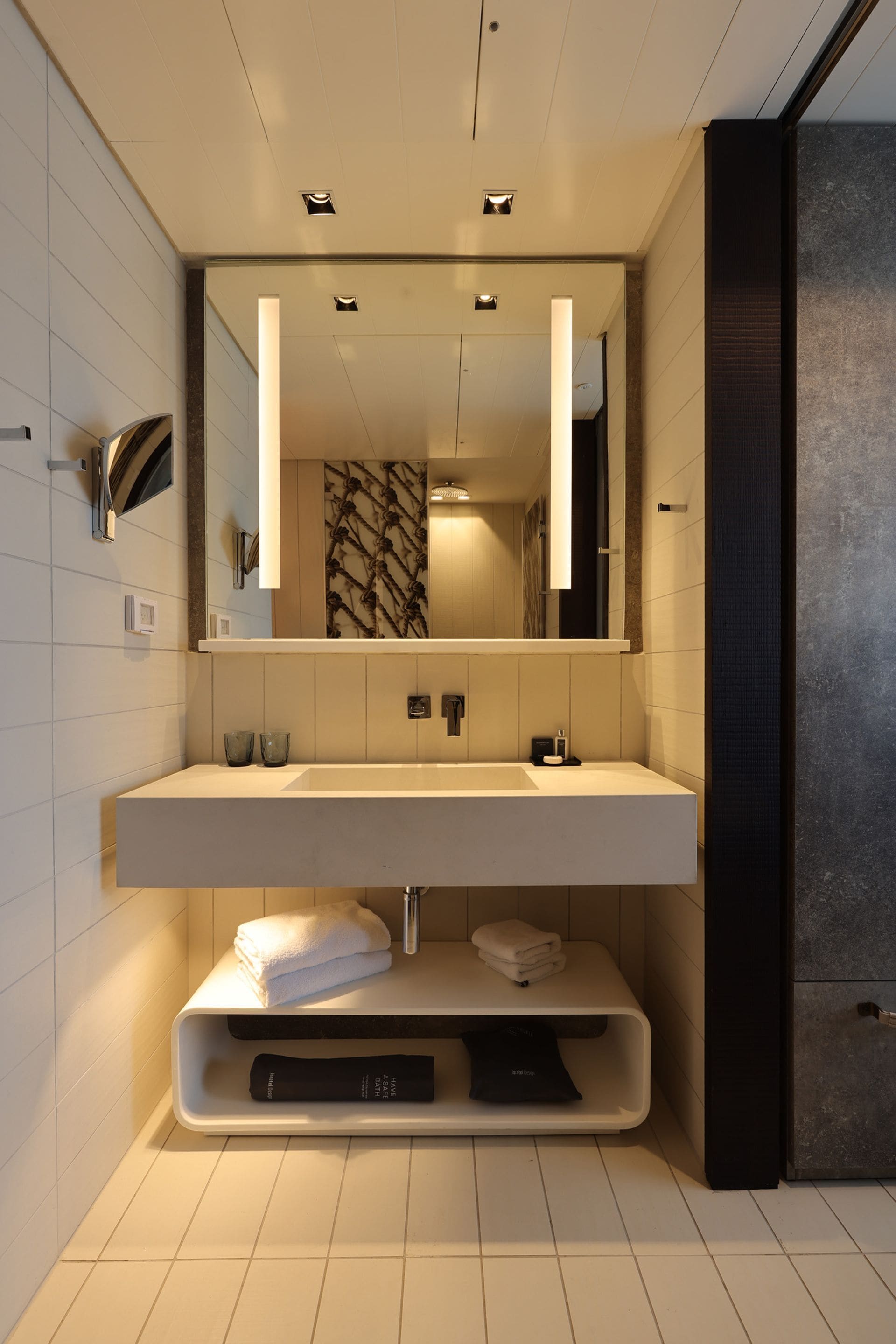 deluxe suite | bathroom | shower, rainfall showerhead, towels