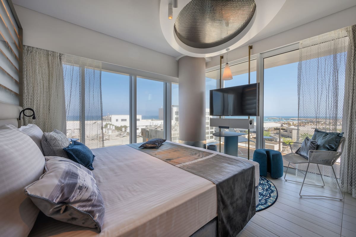 Port Deluxe Balcony with Sea view | Minibar, soundproofing, cribs/infant beds, free WiFi