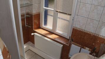 Classic Studio | Bathroom | Shower, rainfall showerhead, free toiletries, hair dryer