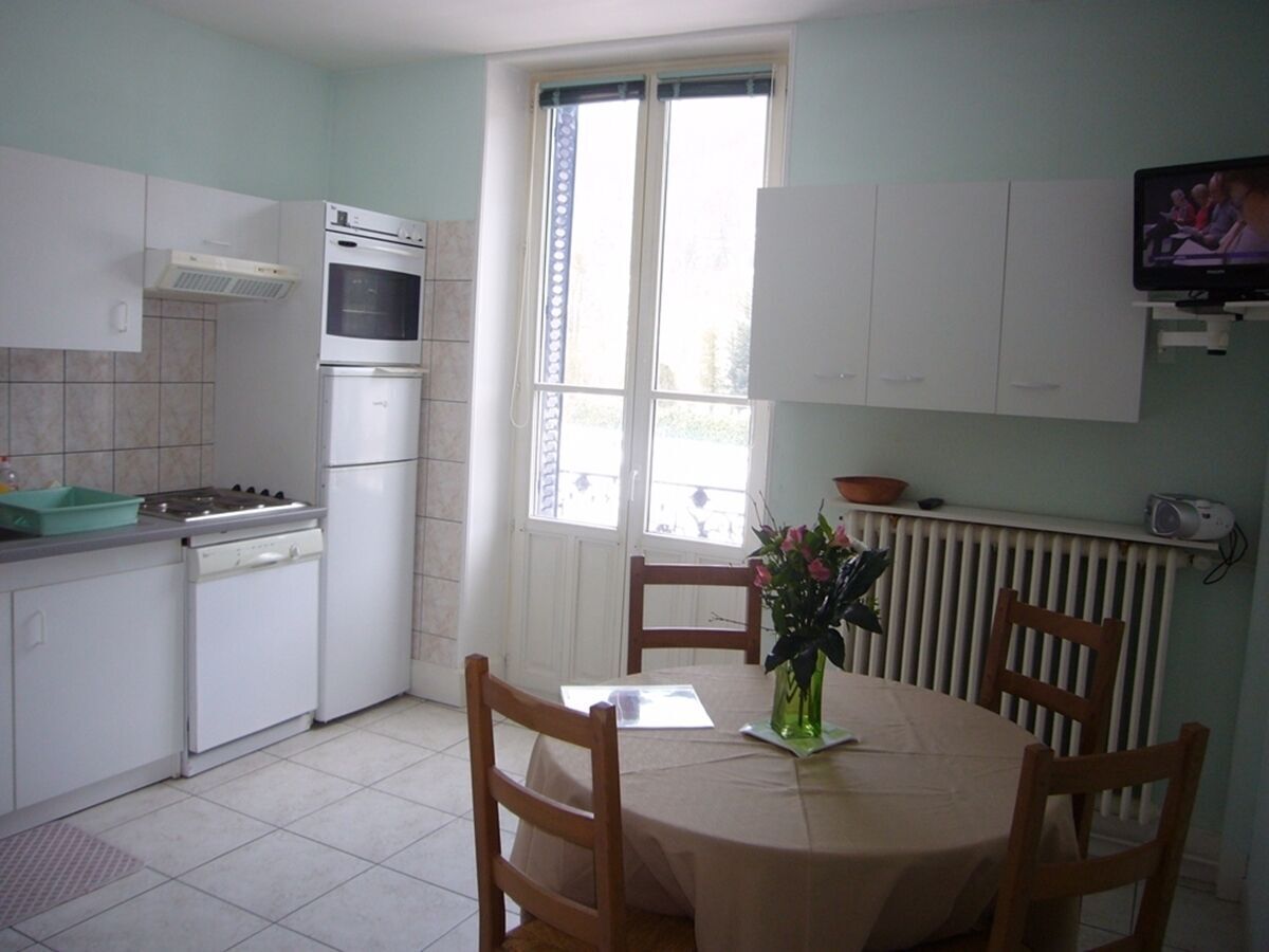 Private kitchen | Fridge, microwave, oven, stovetop