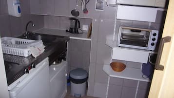 Classic Studio | Private kitchen | Fridge, microwave, oven, stovetop