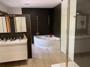 Romantic Suite | Bathroom | Shower, free toiletries, hair dryer, towels - Hotel Monasterio de Tejeda (Garaballa)