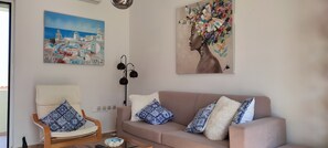 Hus – comfort, 2 soverom, sjøutsikt, ved stranden | Oppholdsområde | Flatskjerm-TV