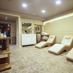 Couples treatment room(s), sauna, Turkish bath/hammam, aromatherapy