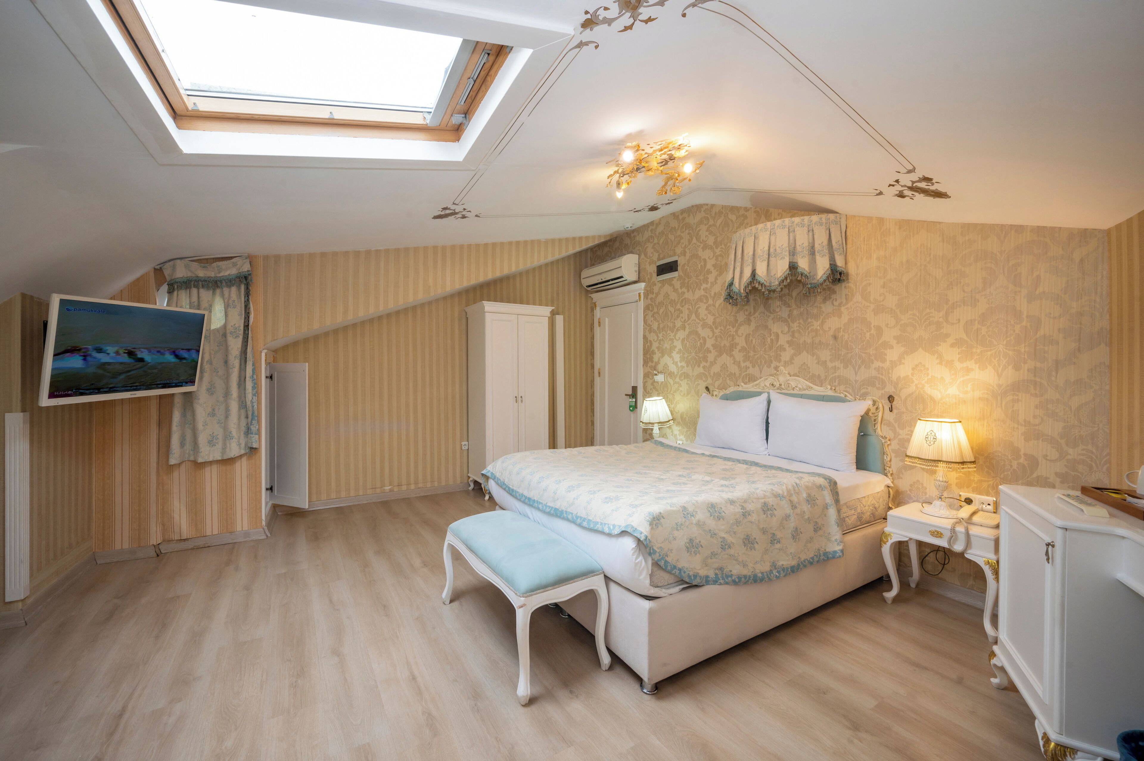 Minibar, in-room safe, individually decorated, individually furnished