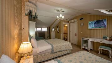 Minibar, caja de seguridad en la habitación y decoración personalizada