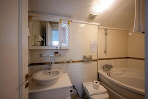 Family Quadruple Room | Bathroom | Designer toiletries, hair dryer, slippers, towels - Villa Paradiso & Spa Hotel (Istanbul)