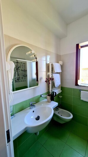Double or Twin Room | Bathroom | Shower, hair dryer, bidet, towels - Cocos Park Ischia (Forio)