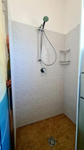 Double or Twin Room | Bathroom