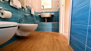 A bathroom with a bidet, a sink, and a toilet. - Cocos Park Ischia (Forio)