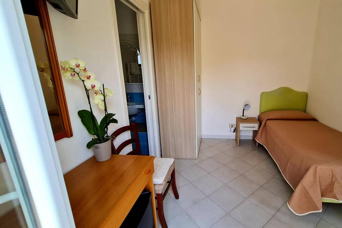 Single Room | Minibar, free WiFi