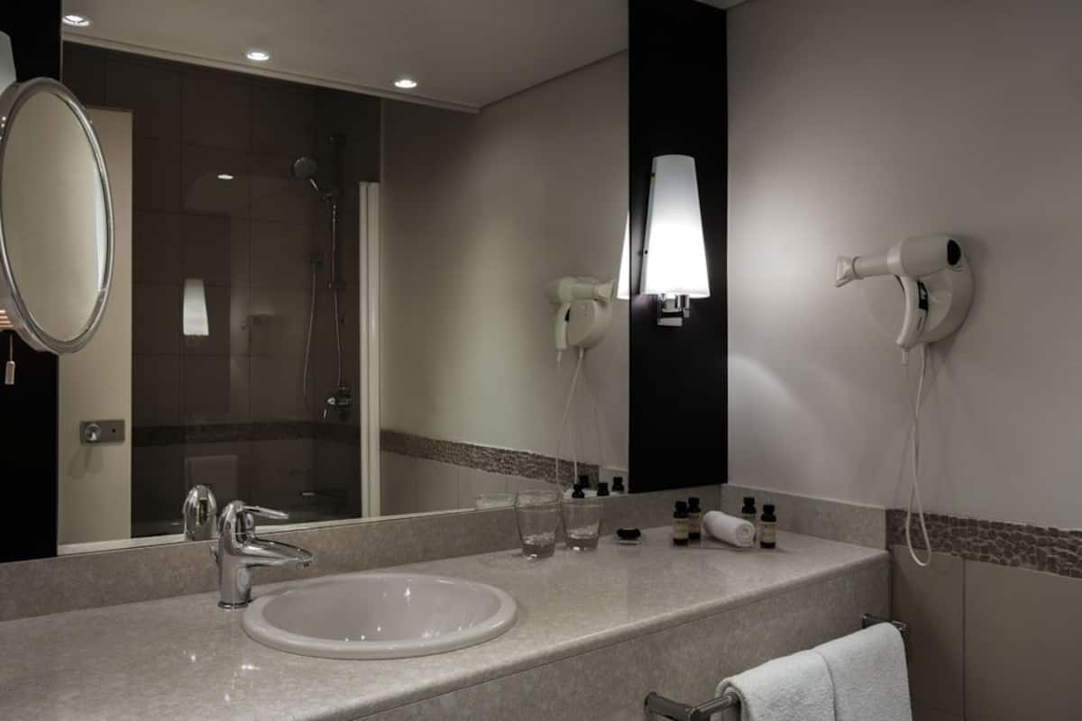 classic room, 1 king bed | bathroom | combined shower/bathtub, hair dryer, slippers, towels