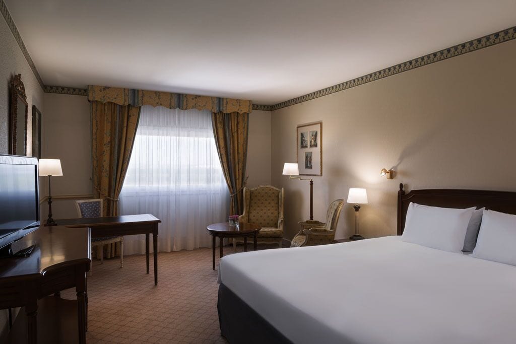 classic room, 1 king bed | premium bedding, minibar, in-room safe, blackout curtains