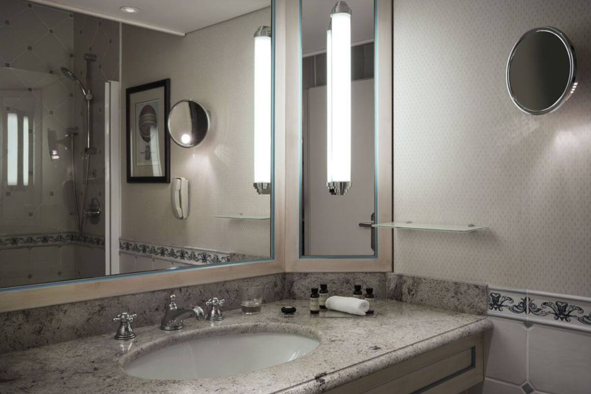 classic room, 1 king bed | bathroom | combined shower/bathtub, hair dryer, slippers, towels