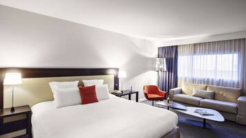 Classic Room, 1 King Bed | Premium bedding, minibar, in-room safe, blackout drapes