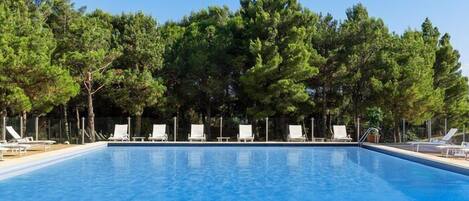 Piscina externa sazonal, funciona das 10h às 20h, guarda-sóis