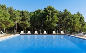 Piscine extérieure (ouverte en saison), parasols de plage