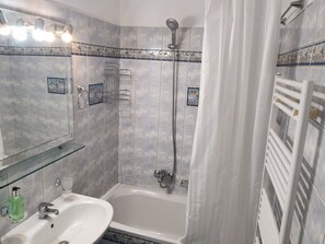 Departamento | Baño | Tina con regadera, tina profunda, secadora de cabello, toallas 