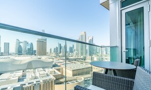 Minibar, caja fuerte, escritorio y espacio para trabajar con un portátil