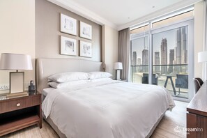 Minibar, in-room safe, desk, laptop workspace - Dream Inn - Address Fountain View (Dubai)