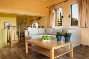 Deluxe Villa, Private Pool, Sea View | Living area | 36-inch TV with cable channels - 3 Queens Villas (Kefalonia)