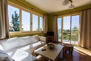 Deluxe Villa, Private Pool, Sea View | Living area | 36-inch TV with cable channels - 3 Queens Villas (Kefalonia)