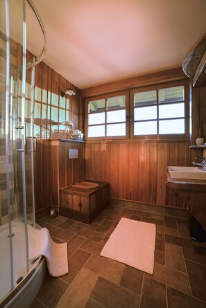 Villa (Villa Les with hot tub) | Badezimmer | Dusche, Handtücher