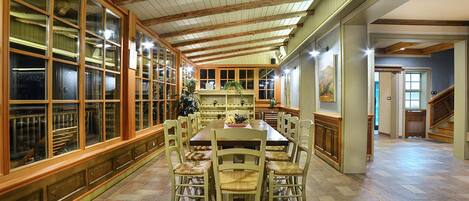 Vila (Villa Les with hot tub) | Ruang makan