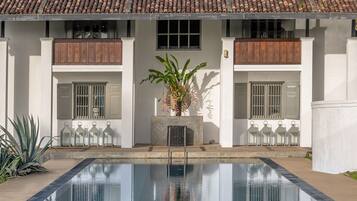 2 AuĂenpools, Rettungsschwimmer vor Ort