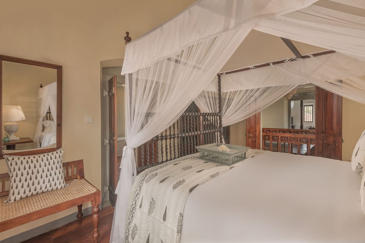 Habitación de lujo | Sábanas de algodón egipcio, ropa de cama de alta calidad, caja fuerte
