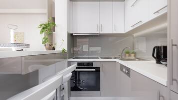 Luxury Apartment, 2 Bedrooms | Private kitchen