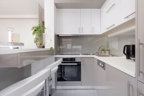 Departamento de lujo, 2 habitaciones | Cocina privada | Refrigerador con congelador, horno, parrilla de estufa y lavavajillas 