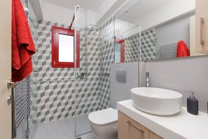 Appartement luxueux, 2 chambres | Salle de bain | Douche, séchoir à cheveux, serviettes fournies