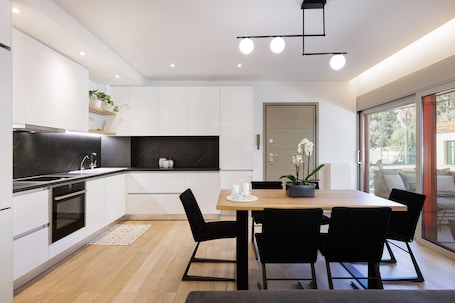 Refrigerador con freezer, horno, placa de cocina, lavavajillas