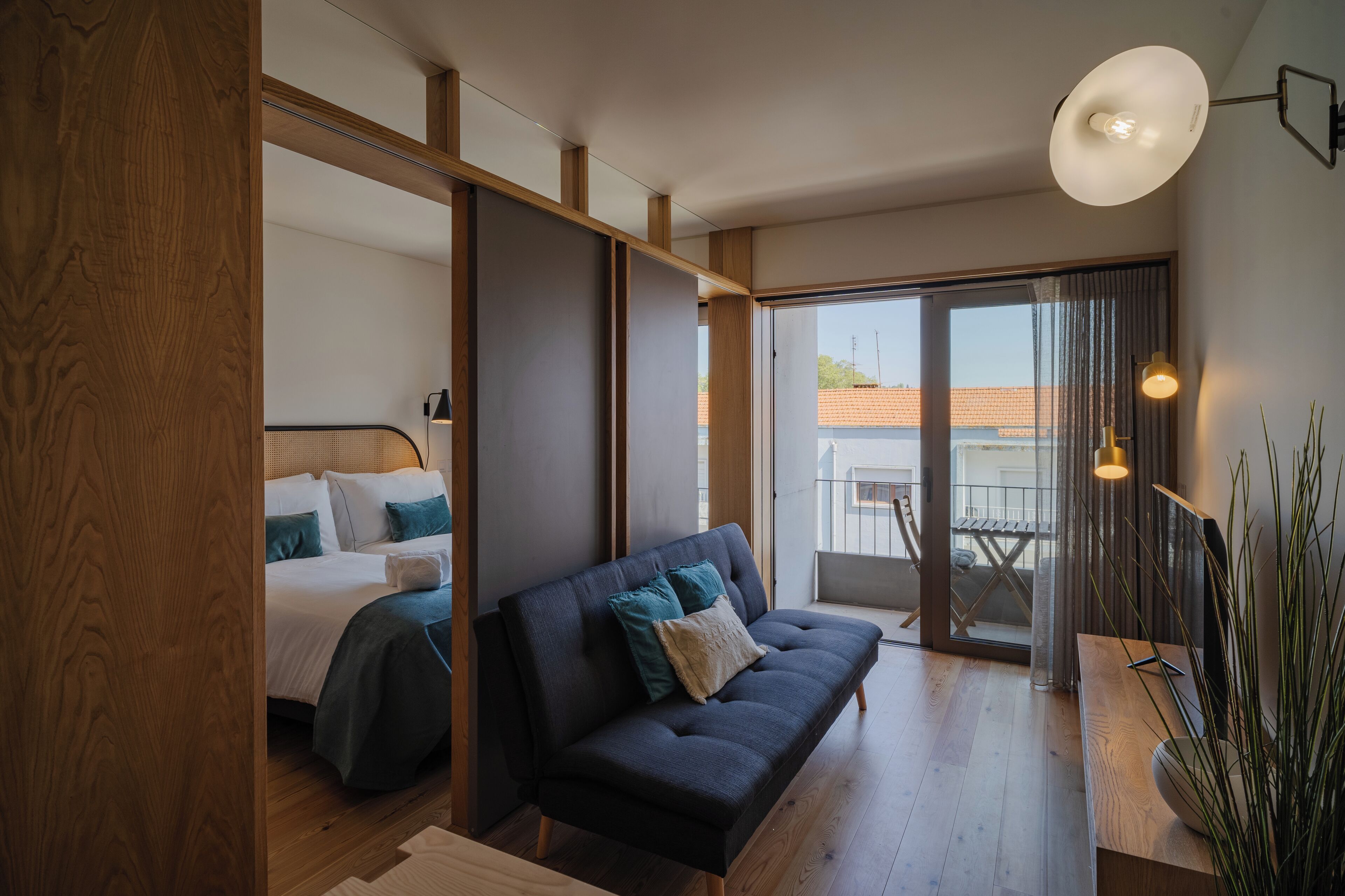 Studio trung tâm thành phố | Bộ đồ giường cao cấp, nệm có lớp đệm bông, trang trí khác biệt, bàn 