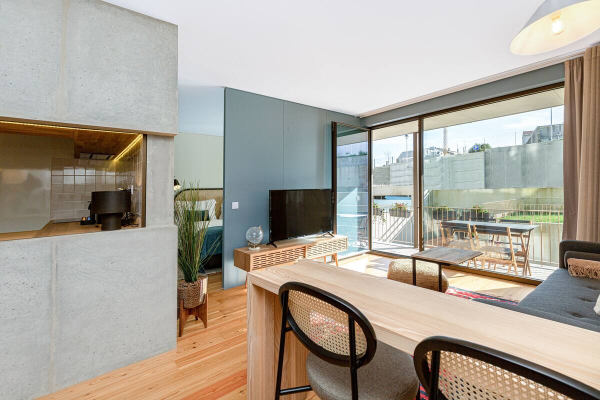 Un appartement moderne doté d’une cuisine, d’un coin repas et d’un balcon avec vue.