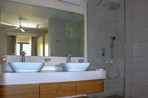 Departamento Premium | Baño | Regadera, amenidades de baño gratuitas, toallas