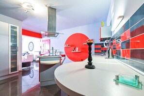 Apartamento família | Cozinha privada | Geladeira grande, micro-ondas, fogão, cooktop