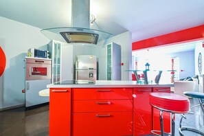 Apartamento família | Cozinha privada | Geladeira grande, micro-ondas, fogão, cooktop