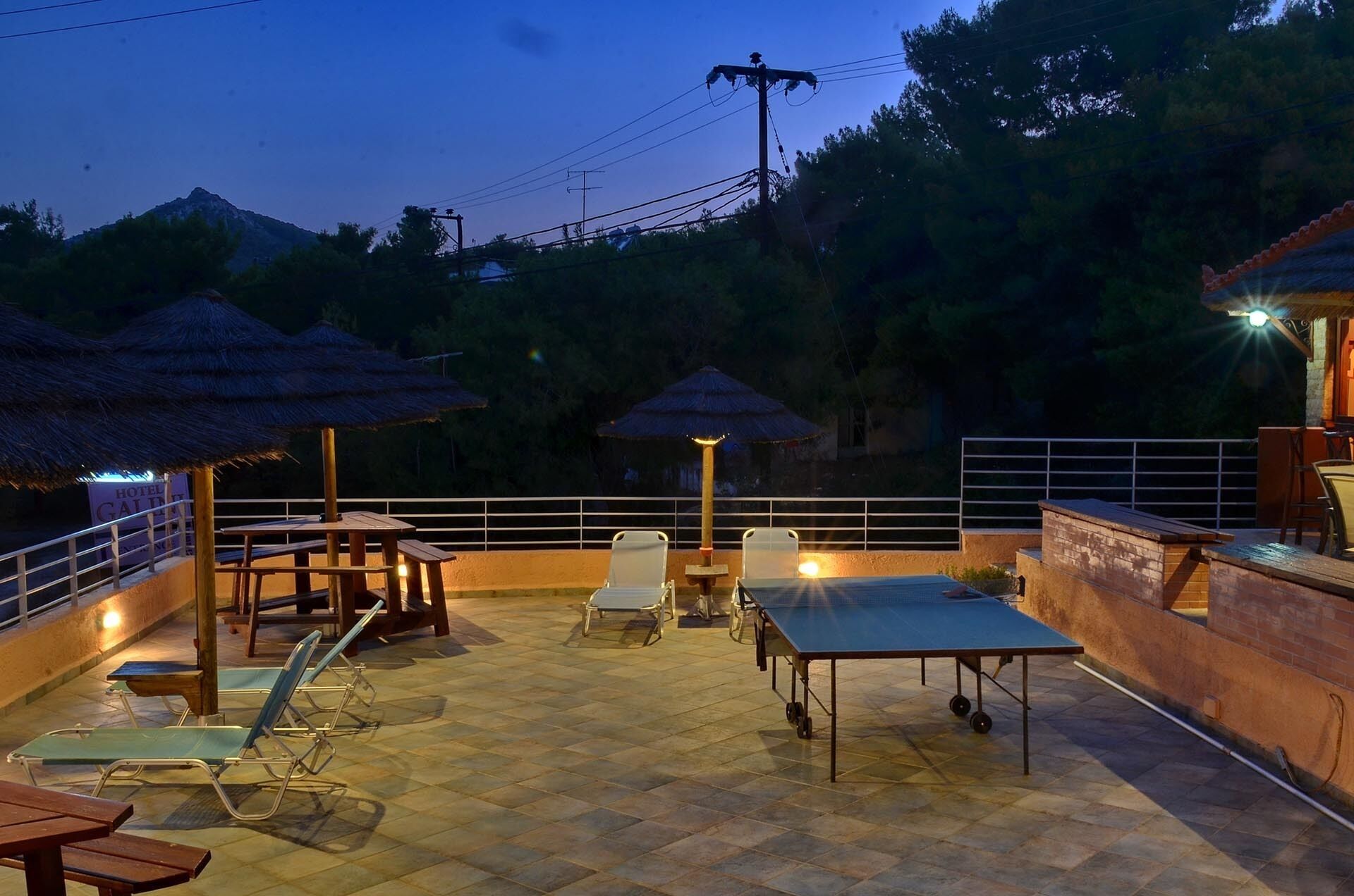 Fachada da propriedade à noite