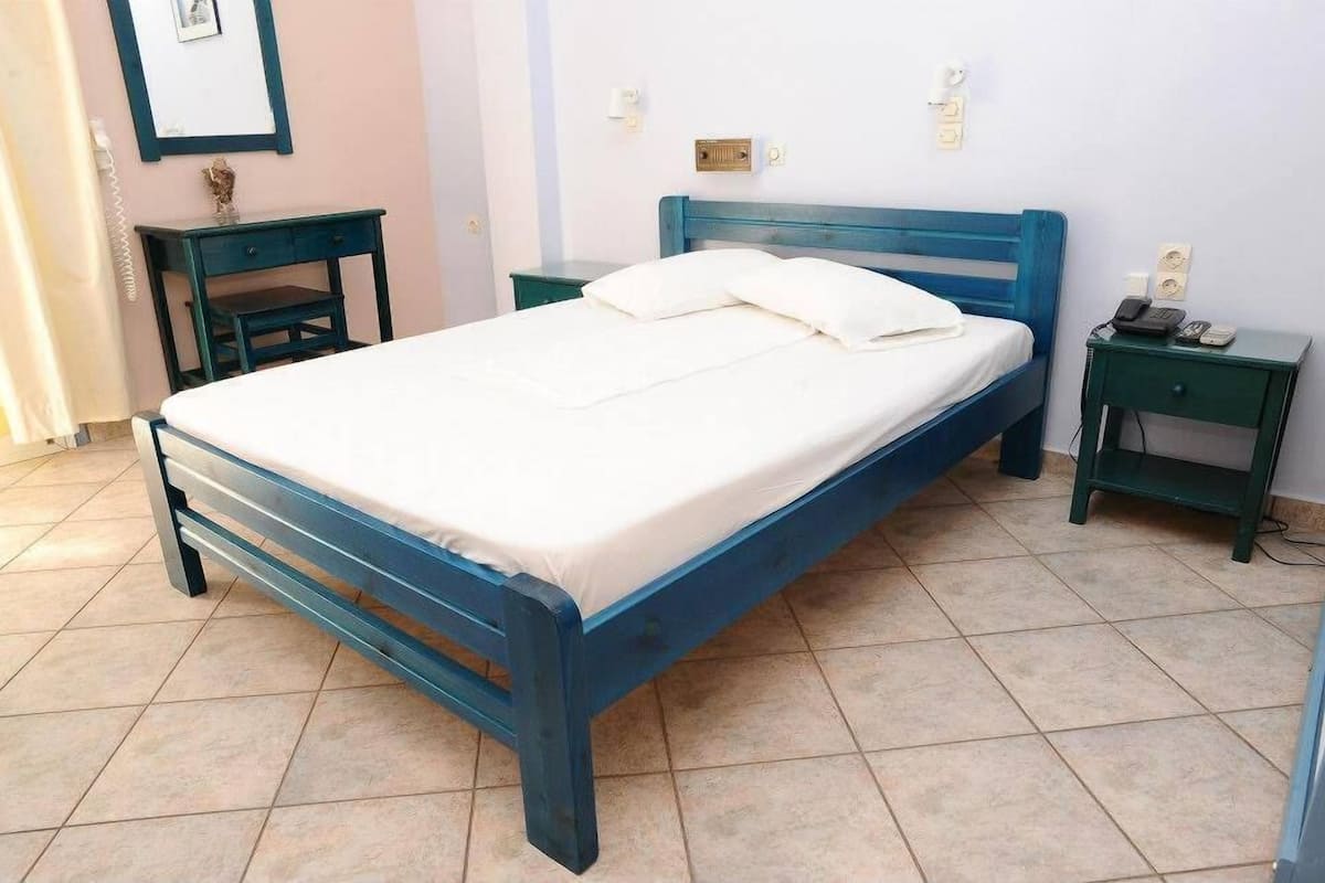 Escritorio, wifi gratis y ropa de cama