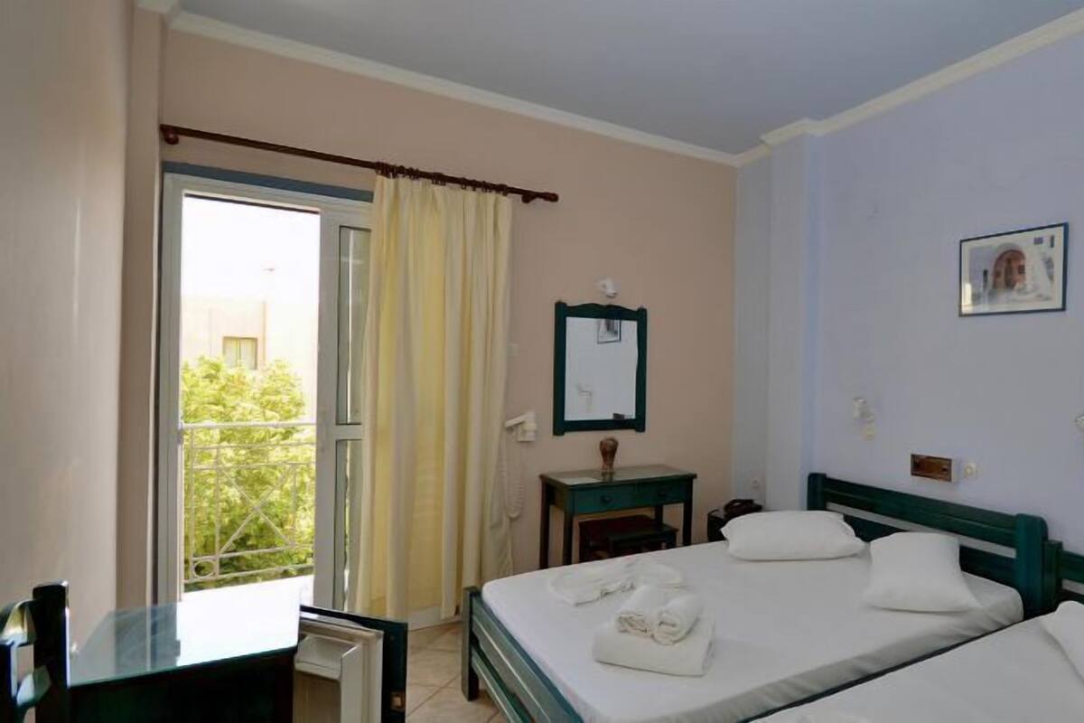 Triple Room, Sea View | Desk, WiFi (free), bed sheets