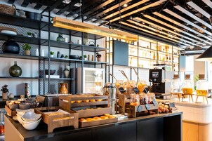 Daily continental breakfast (EUR 14.75 per person)