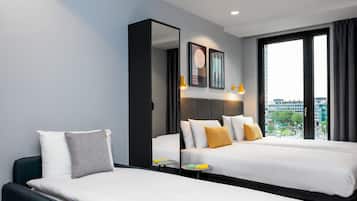 Caja de seguridad en la habitación y tabla de planchar con plancha